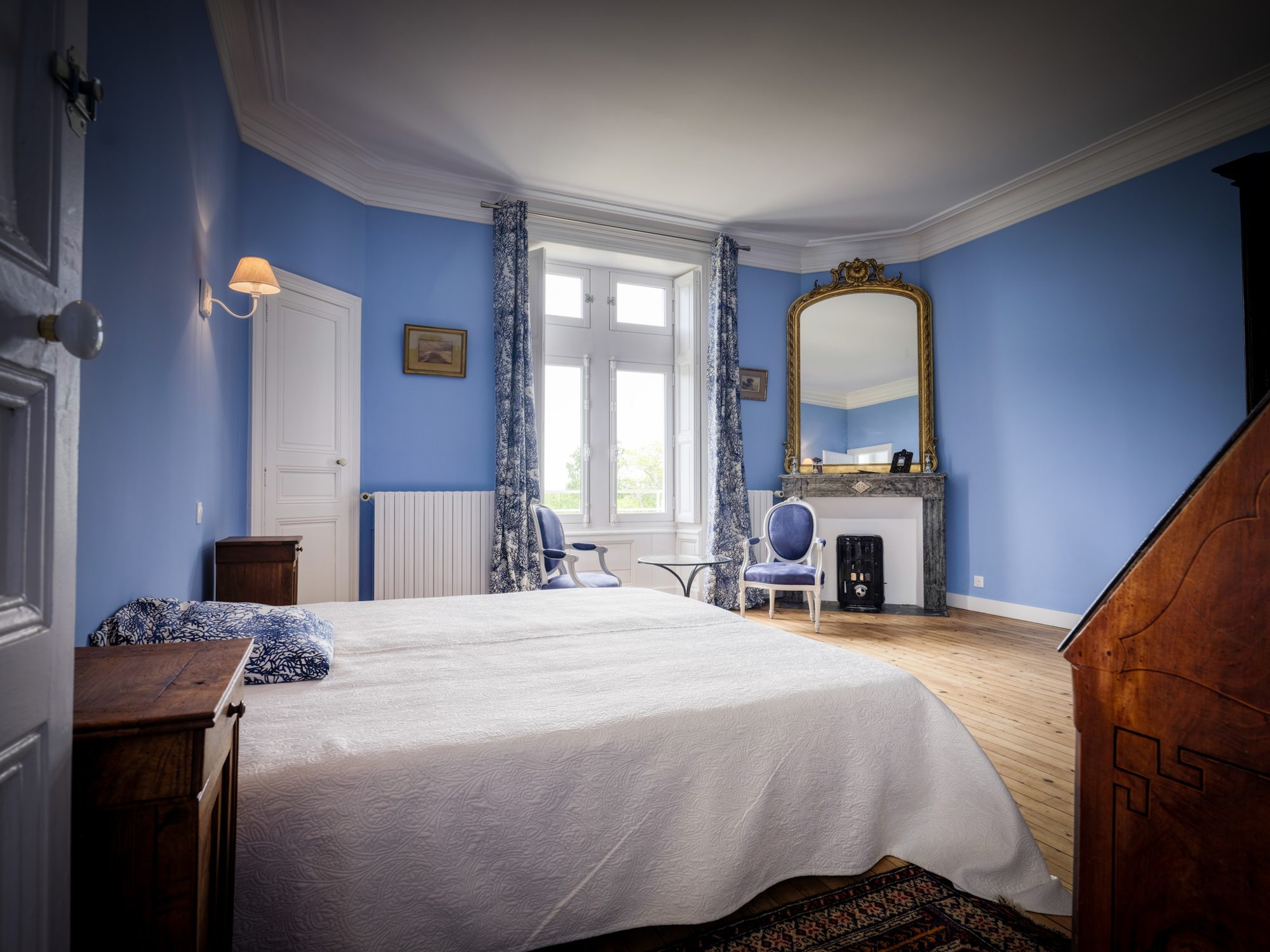 La suite parentale bleue et son miroir doré