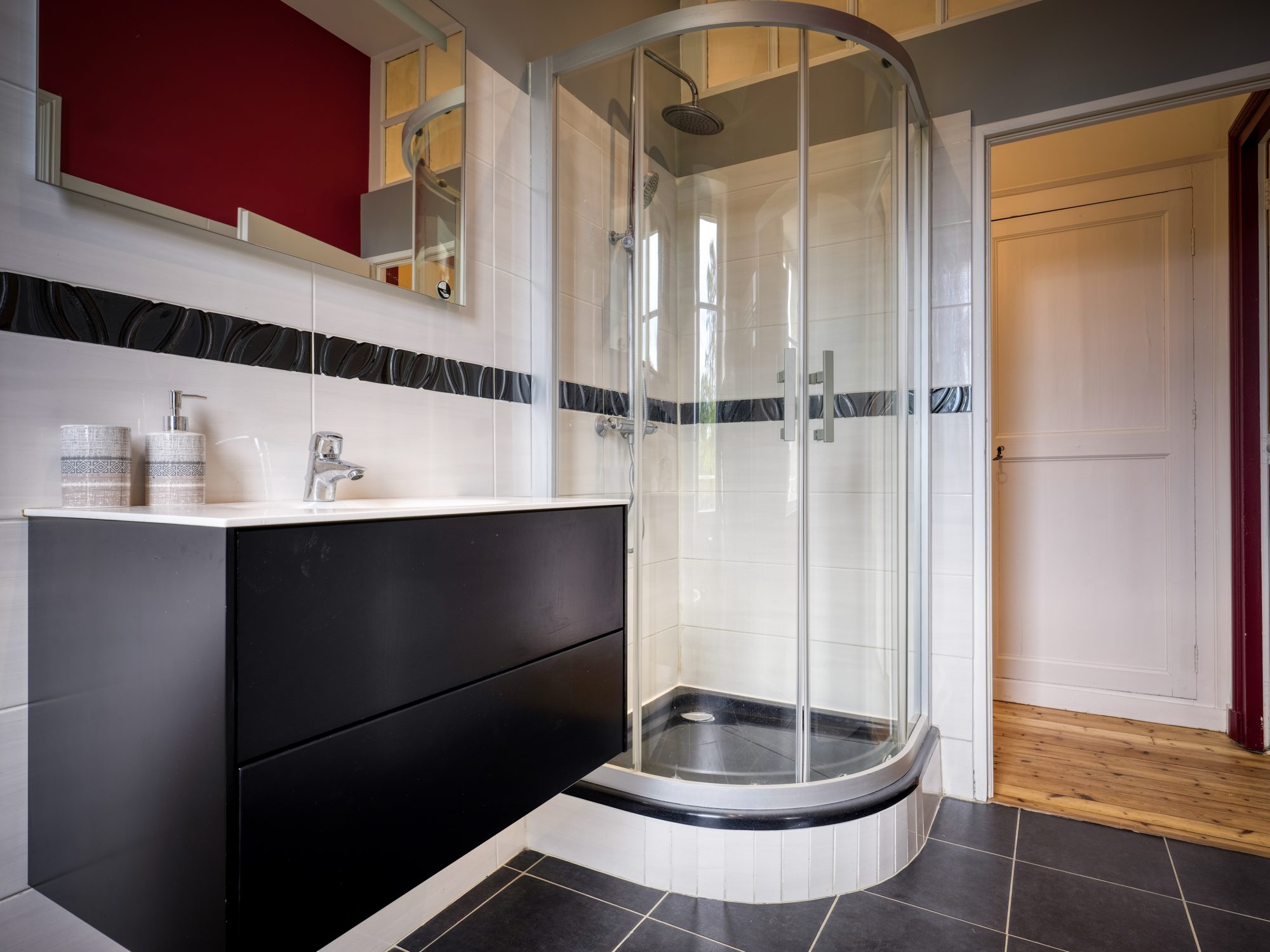 Salle d'eau contemporaine avec douche à l'italienne