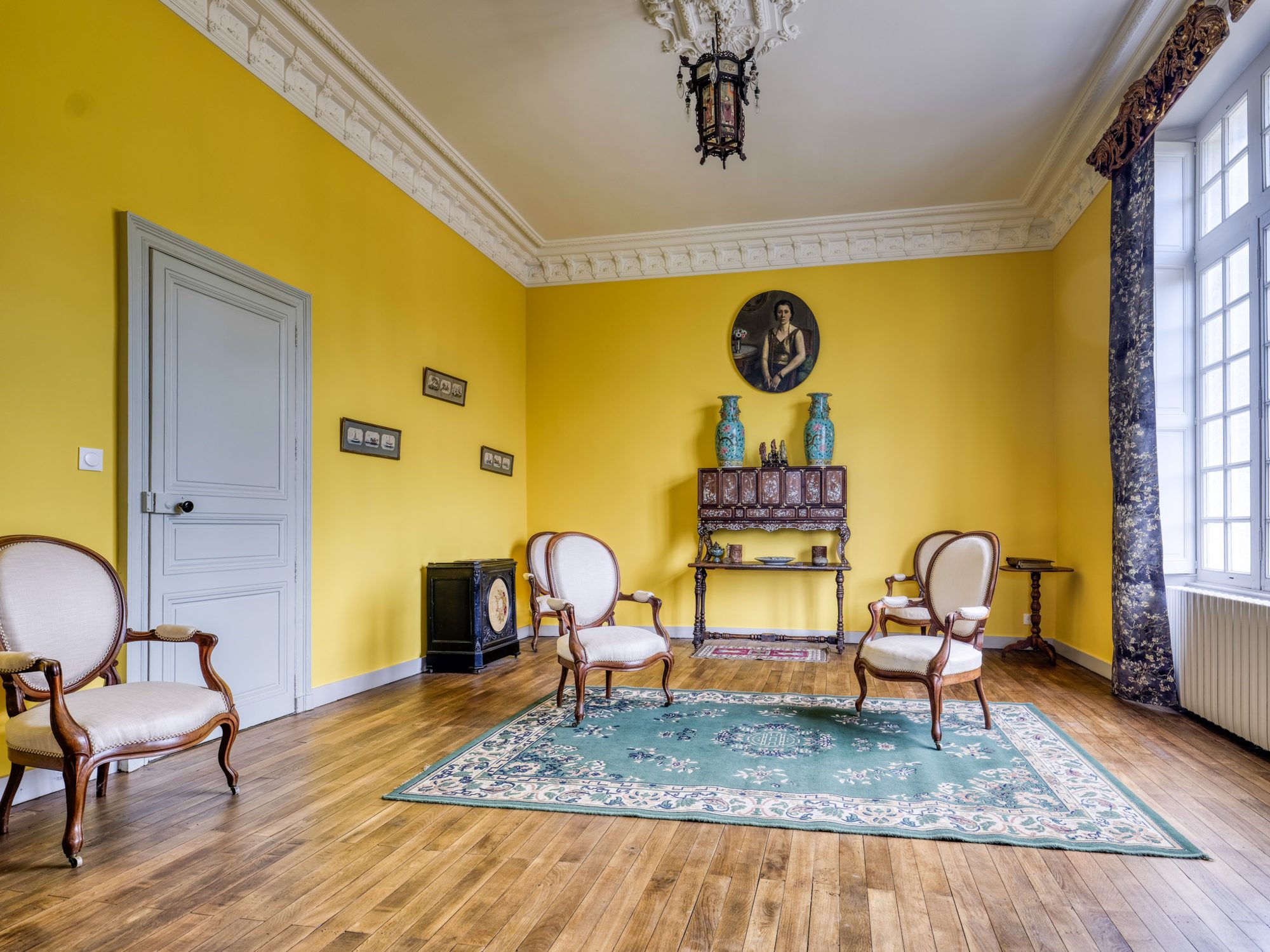 Le second salon jaune et son mobilier d'époque