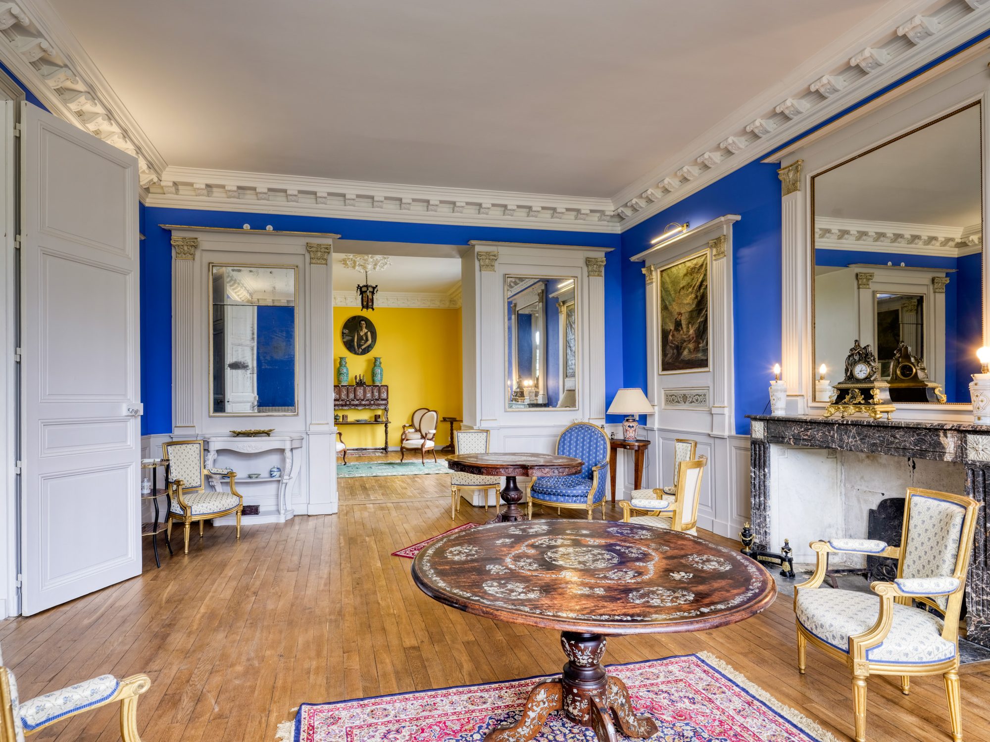 Le grand salon bleu, cheminée d'époque et parquet ancien